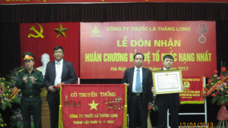 Công ty Thuốc lá Thăng Long đón nhận Huân chương Bảo vệ Tổ quốc hạng Nhất 