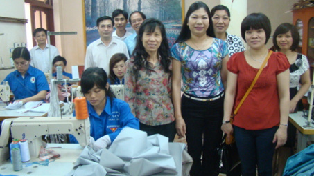 Công đoàn CQ Bộ Công Thương thăm và trao quà từ thiện tại Trung tâm Nhân đạo Hồng Đức
