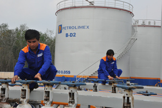 Điều hành giá xăng dầu: Minh bạch hay không?