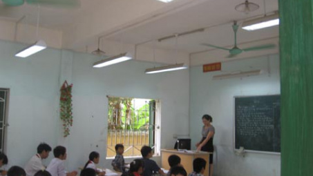 Hà Giang: Trang bị hệ thống đèn chiếu sáng tiêu chuẩn tiết kiệm điện cho các lớp học