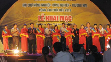Khai mạc Hội chợ “Nông nghiệp, công nghiệp và thương mại vùng cao phía Bắc năm 2013”