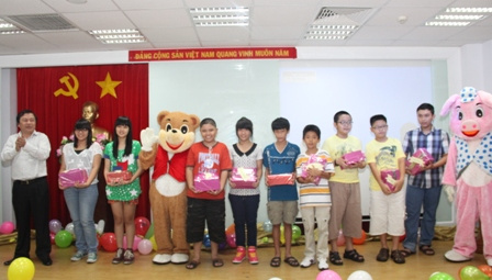 Vinatex: Tuyên dương học sinh có thành tích xuất sắc năm học 2012 - 2013