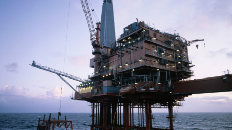 Giá dầu thô ngọt nhẹ Mỹ (WTI) lên gần mức cao nhất 4 tháng