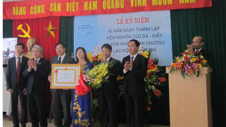 Viện Nghiên cứu Da - Giầy đón nhận Huân chương Lao động hạng Nhì