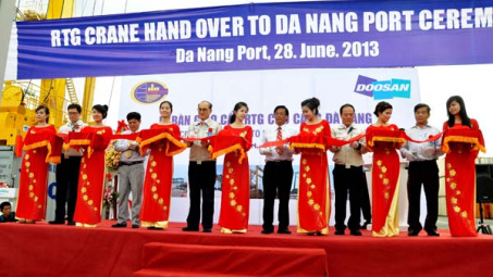 Bàn giao cẩu trục khổng lồ 100% “Made in Việt Nam” cho cảng Đà Nẵng