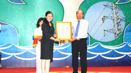 Vinacomin "Chung tay thắp sáng vùng biển đảo Cô Tô"