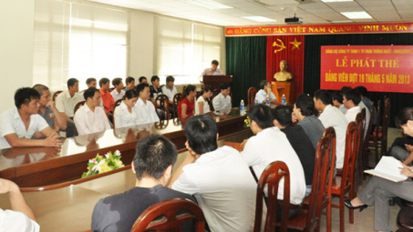 Đảng ủy Công ty Than Thống Nhất tổ chức lễ phát thẻ Đảng