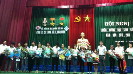 Than Hà Tu tuyên dương học sinh tiêu biểu, xuất sắc