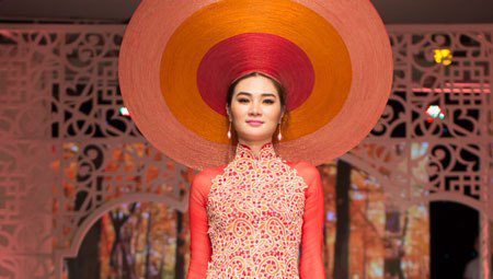 Áo dài Đinh Thơ và mấn khổng lồ 