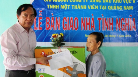 Công ty xăng dầu Khu vực V - Chi nhánh Xăng dầu Quảng Nam: Hoàn thành nhà tình nghĩa biếu cụ Đoàn Thị Hồng