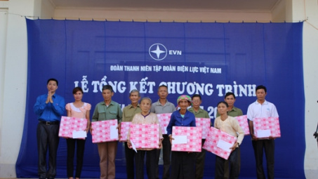 Chương trình Mùa hè xanh tình nguyện EVN 2013: Mang ánh sáng đến với bà con vùng cao