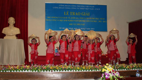 Tuyên dương học sinh giỏi, học sinh nghèo vượt khó 