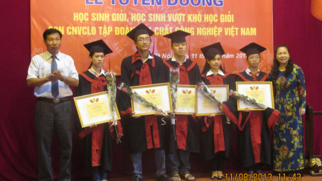 Vinachem: Biểu dương học sinh giỏi, học sinh vượt khó học giỏi năm 2013