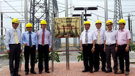 Công ty Truyền tải điện 1 gắn biển công trình chào mừng Đại hội IV Công đoàn Điện lực Việt Nam