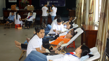 Công nhân Dệt May Hòa Thọ tham gia hiến máu nhân đạo