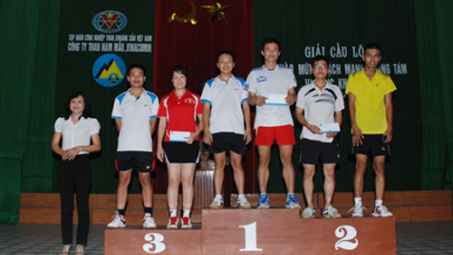 Than Nam Mẫu tổ chức giải cầu lông nội bộ Công ty năm 2013