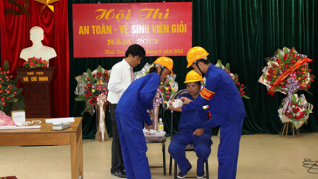 Công ty CP Khoáng sản - Luyện kim Cao Bằng: Tặng 134 suất quà cho gia đình chính sách, xã hội
