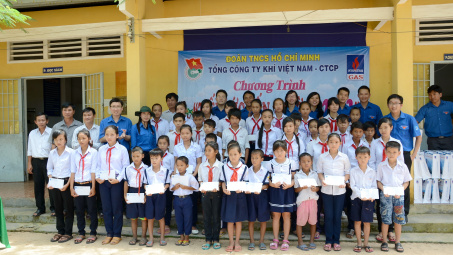 Đoàn Thanh niên PV GAS: Tiếp sức đến trường năm 2013  