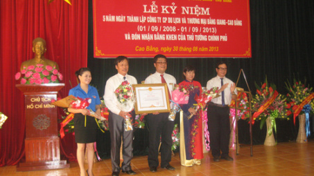 Công ty CP Du lịch và thương mại Bằng Giang đón nhận Bằng khen của Thủ tướng Chính phủ