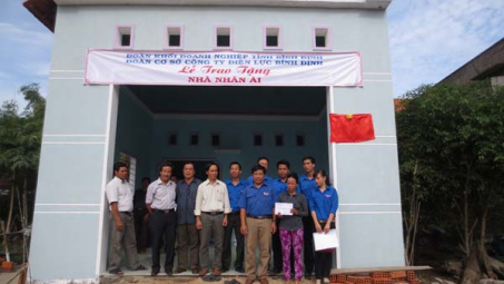 Đoàn thanh niên PC Bình Định: Tặng quà nhân ái cho gia đình hoàn cảnh khó khăn