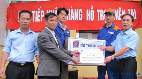 Giúp đồng bào thôn Can Hồ A khắc phục hậu quả lũ quét