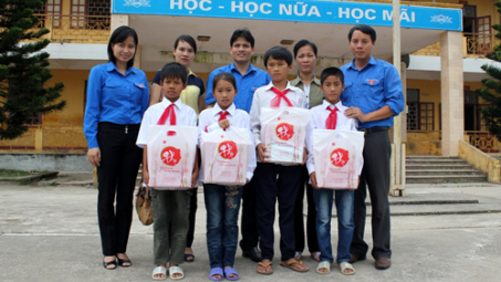ĐTN Công ty than Mạo Khê: Thăm tặng quà trẻ em nhân dịp Tết Trung thu