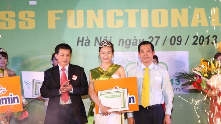 Quách Thị Trúc Quỳnh đăng quang Hoa khôi thực phẩm chức năng 2013 