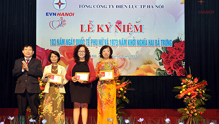 Nữ thợ điện Thủ đô phát huy tinh thần "Hai giỏi"