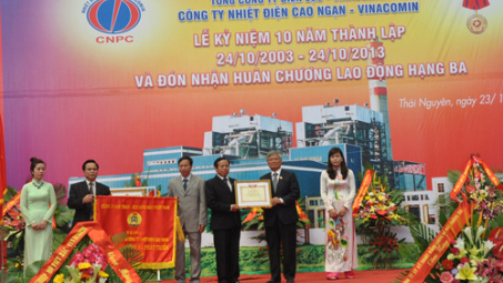 Công ty Nhiệt điện Cao Ngạn đón nhận Huân chương Lao động hạng Ba