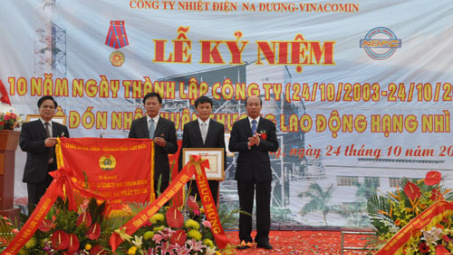 Công ty Nhiệt điện Na Dương đón nhận Huân chương lao động hạng Nhì