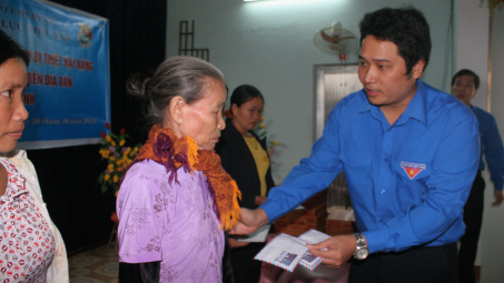 Đoàn Thanh niên Tập đoàn Điện lực Việt Nam ủng hộ đồng bào vùng lũ Quảng Bình