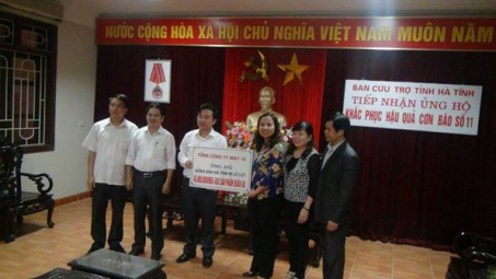 Tổng công ty May 10 ủng hộ đồng bào Hà Tĩnh khắc phục thiên tai