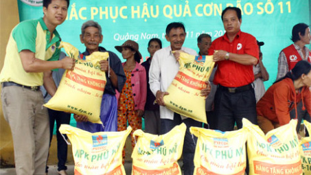 PVFCCo tặng phân bón cho các nông dân bị thiệt hại do bão