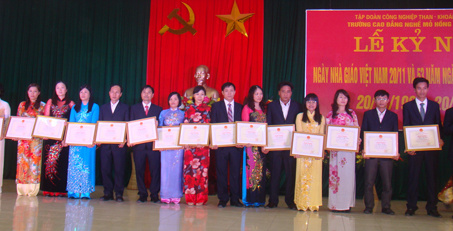 Trường Hồng Cẩm: Nhiều tập thể, cá nhân được tặng thưởng bằng khen các cấp