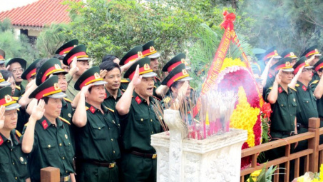Kính viếng Đại tướng Võ Nguyên Giáp tại Vũng Chùa - Đảo Yến