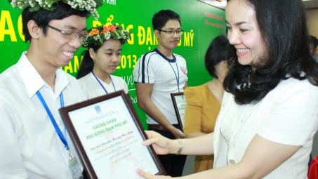 Trao học bổng Đạm Phú Mỹ cho các sinh viên khu vực phía Nam