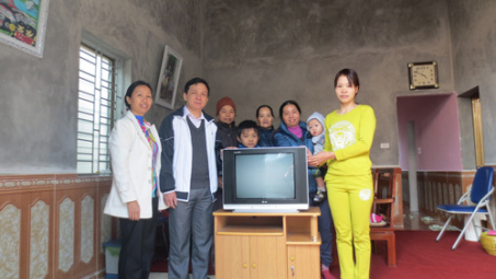 Công đoàn Than Vàng Danh tặng quà cho gia đình CNLĐ có hoàn cảnh khó khăn