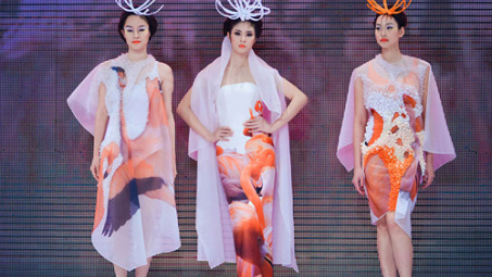 Khi người mẫu diễn bay
