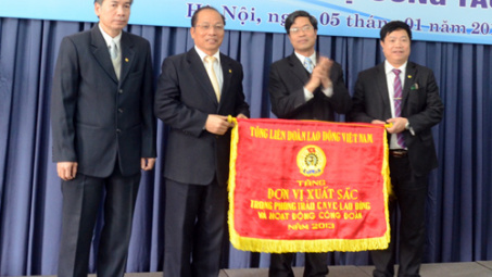 Công đoàn sát cánh cùng EVN để thực hiện thắng lợi nhiệm vụ chính trị năm 2014