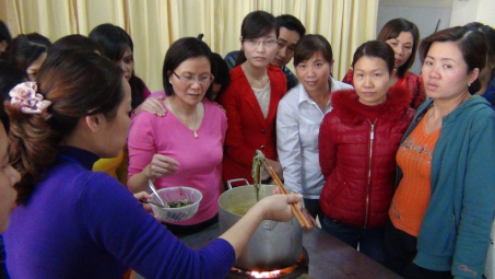 Ban nữ công May 10 đào tạo nấu ăn với chủ đề "Mừng Xuân sum họp"