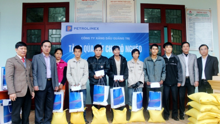 Petrolimex Quảng Trị: Tặng quà các hộ nghèo đón Tết