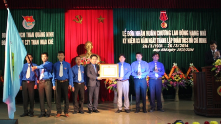 Đoàn thanh niên Công ty than Mạo Khê đón nhận Huân chương Lao động hạng Nhì