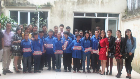 Đoàn Thanh niên Tạp chí Công Thương thăm và tặng quà tại Trung tâm nhân đạo Hồng Đức