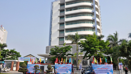 Đoàn thanh niên EVN CPC diễu hành bằng xe đạp tuyên truyền tiết kiệm điện