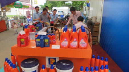 Đưa hàng hóa, dịch vụ Petrolimex đến với CNVLĐ Phú Thọ năm 2014