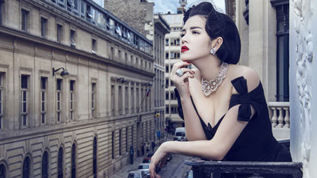 Sự thật sau vẻ ngoài giàu có của giới showbiz: Gồng mình theo giá trị ảo