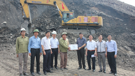 Công đoàn TKV thăm, tặng quà nhân Tháng Công nhân 2014