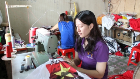 Công nhân may áo tặng chiến sĩ hải đảo
