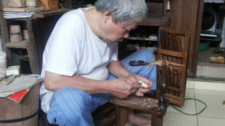 Người nghệ nhân khắc dấu giữa lòng phố cổ Hà Nội
