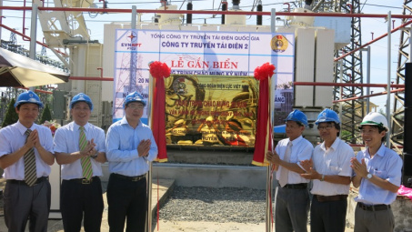 Công ty Truyền tải điện 2: Gắn biển công trình chào mừng 20 năm vận hành đường dây 500 kV Bắc Nam